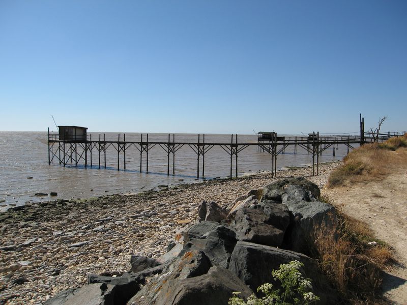 Le carrelet complet avec la mer et le ciel bleu