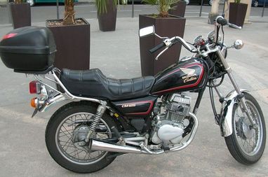 Honda CM 125 La bécane du père prêtée au fils (le proprio du site) qui la défoncée et sest défoncé le genou au passage.